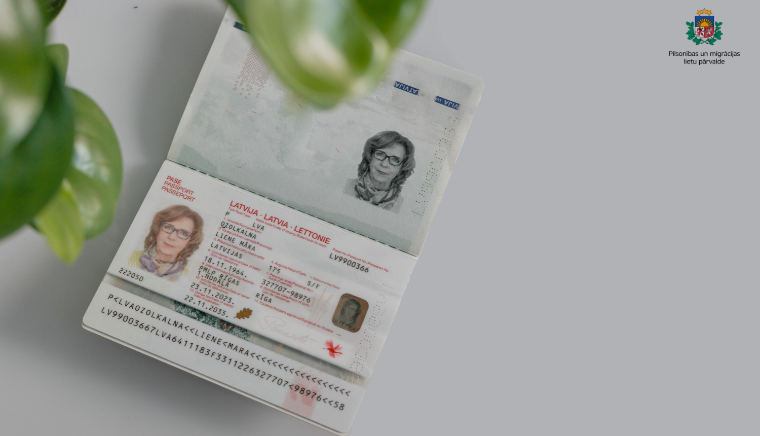 Atvērta pase uz galda