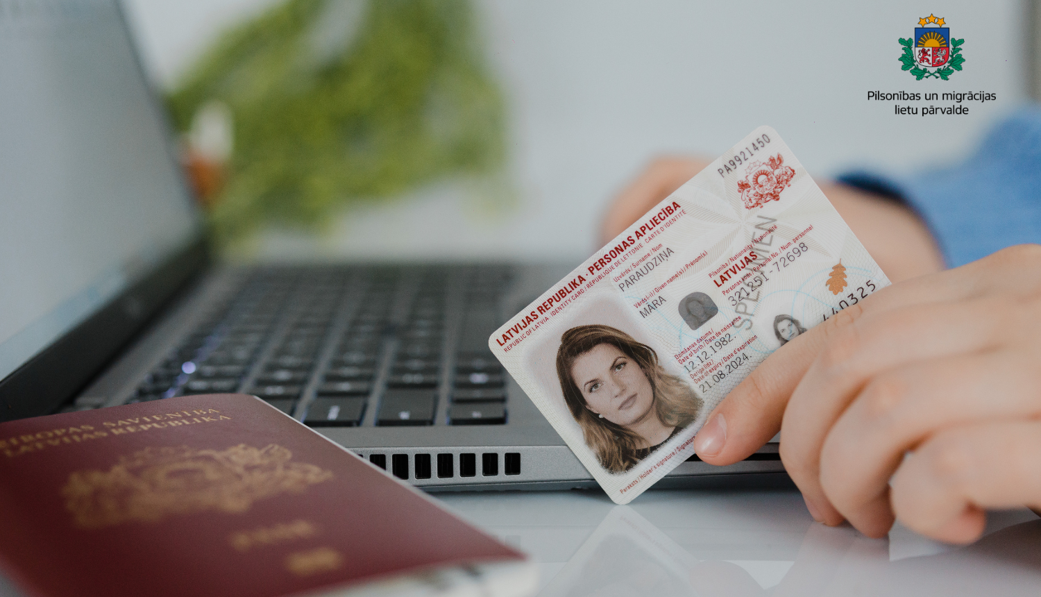 eid karte un pase, ar datoru uz galda