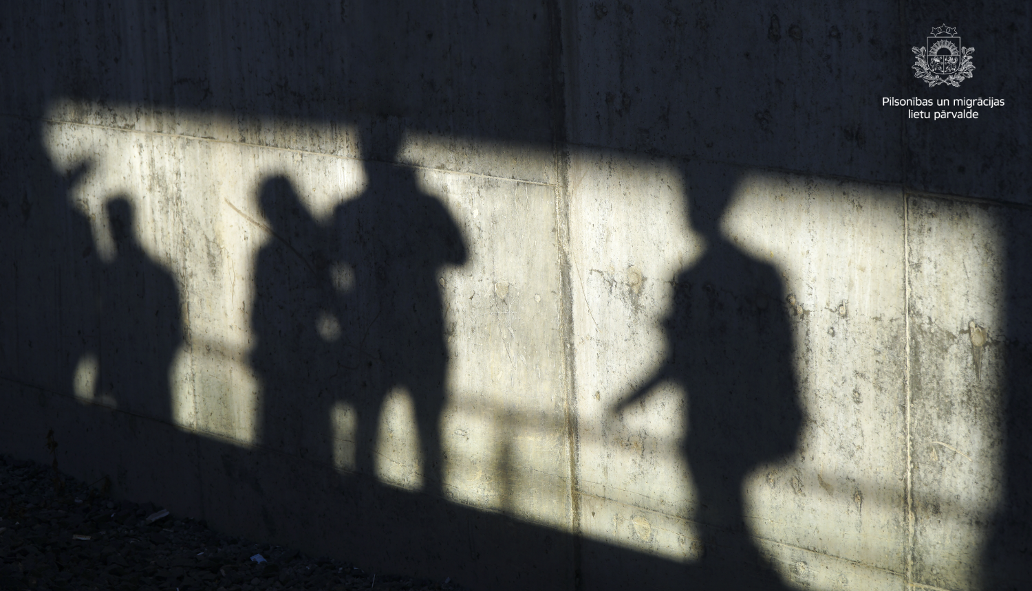 Cilvēku ēnas uz sienas