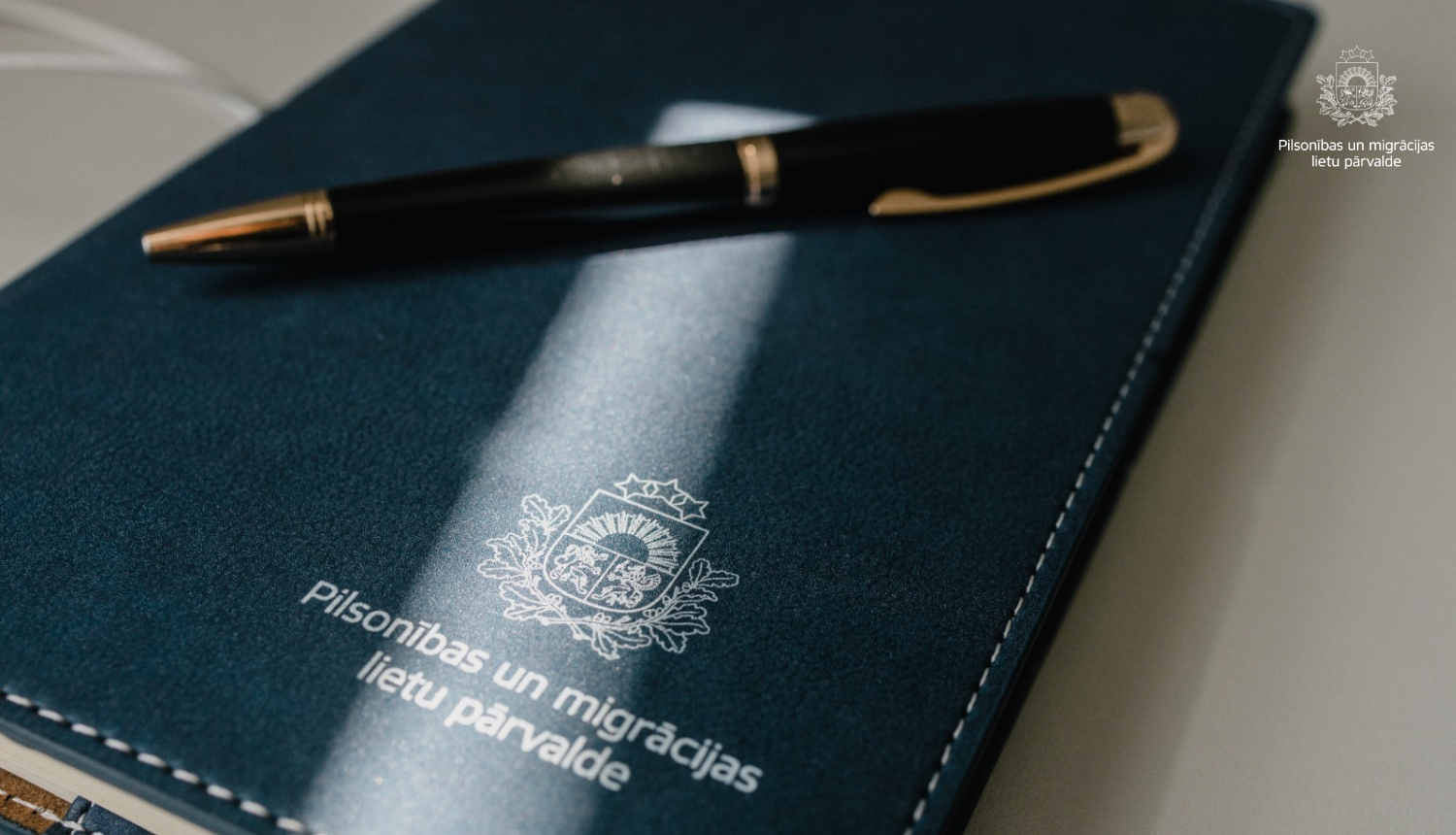 Plānotājs ar Pārvaldes ģērboni un pildspalvu