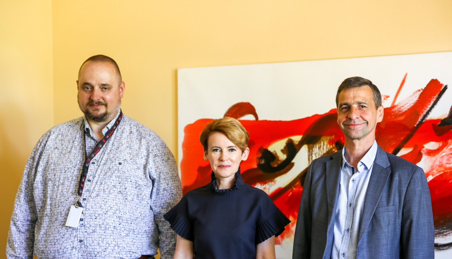 Attēlā no kreisās puses Pēteris Grūbe, patvēruma meklētāju centra Mucenieki vadītājs, Marija Golubeva, Iekšlietu ministre, un Vilnis Jēkabsons, PMLP priekšnieks