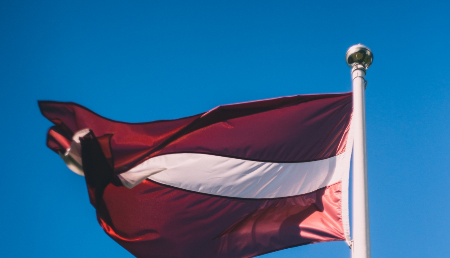 Plīvojošs Latvijas karogs