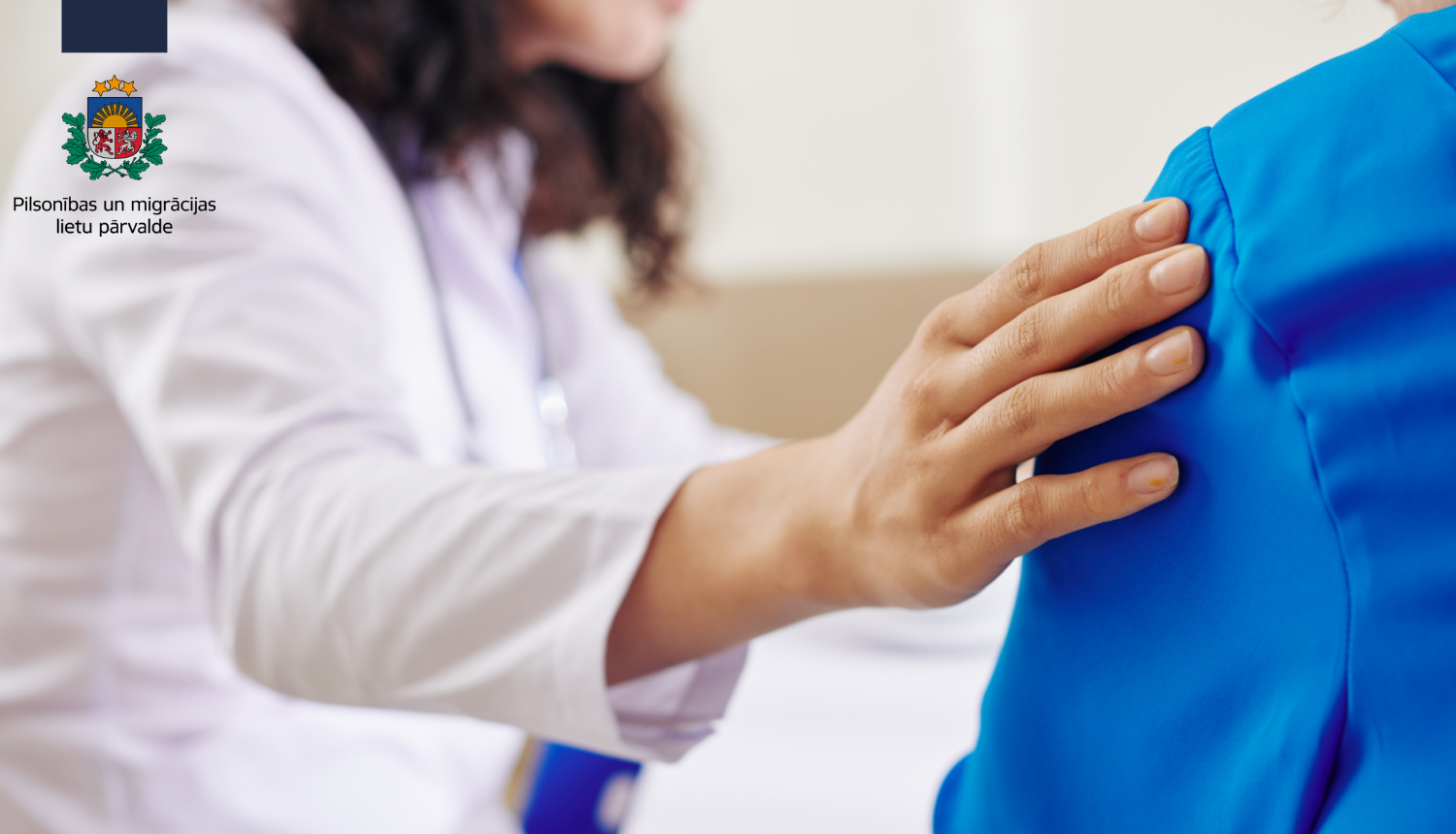 Ārsta roka ārsta baltajā ārsta halātā