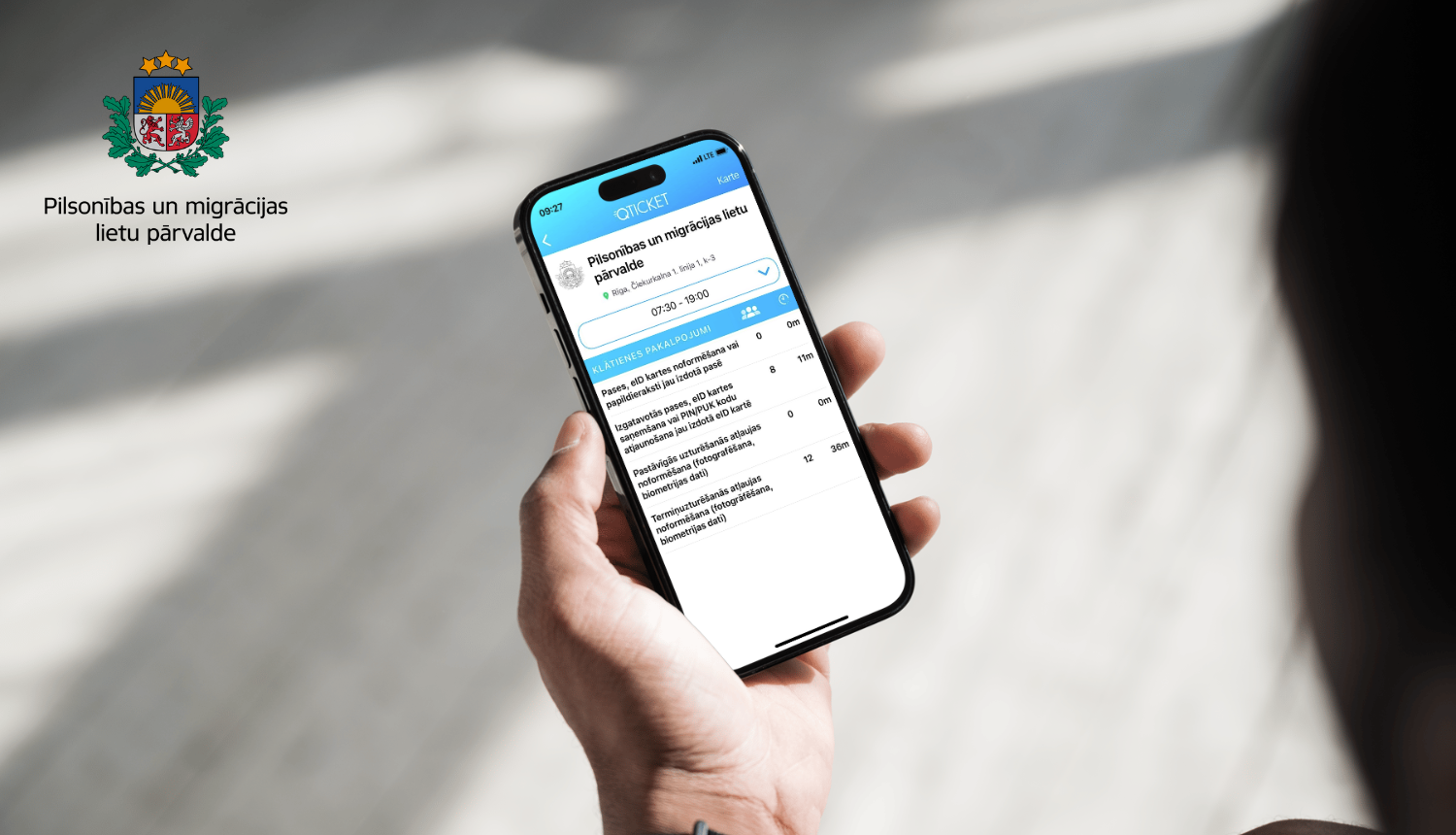 Mobilais telefons rokā -plaukstā