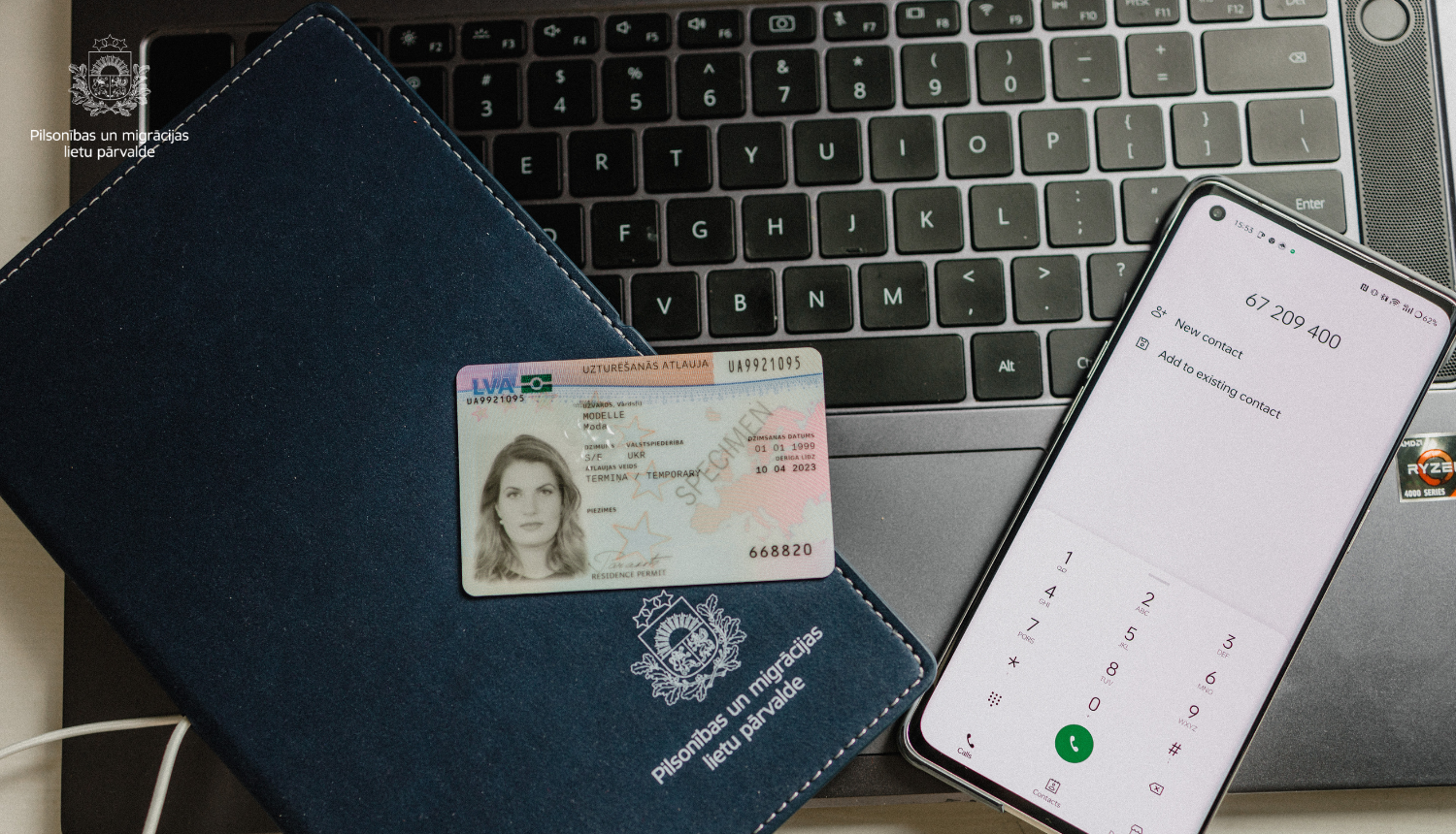 uzturēšanās atļaujas ID karte uz datora klaviatūras fona