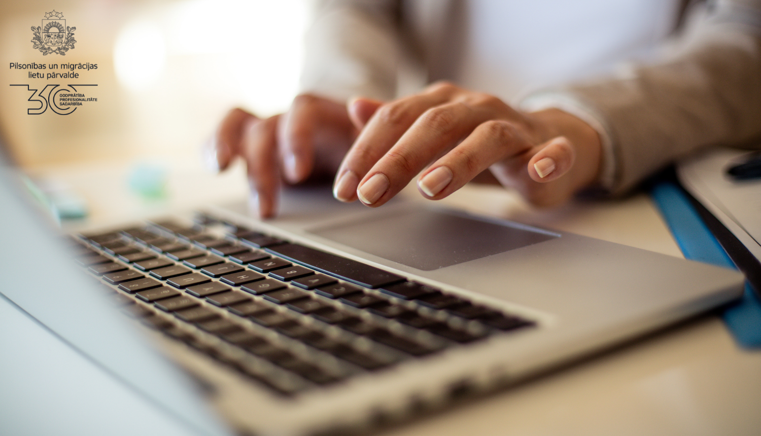 sievietes rokas, kas strādā ar portatīvo datoru