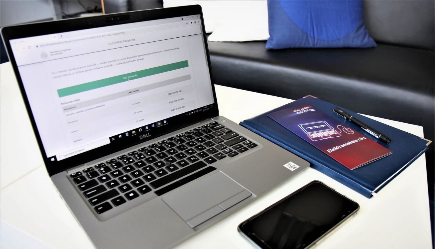 Dators, pase un mobilais telefons uz galda