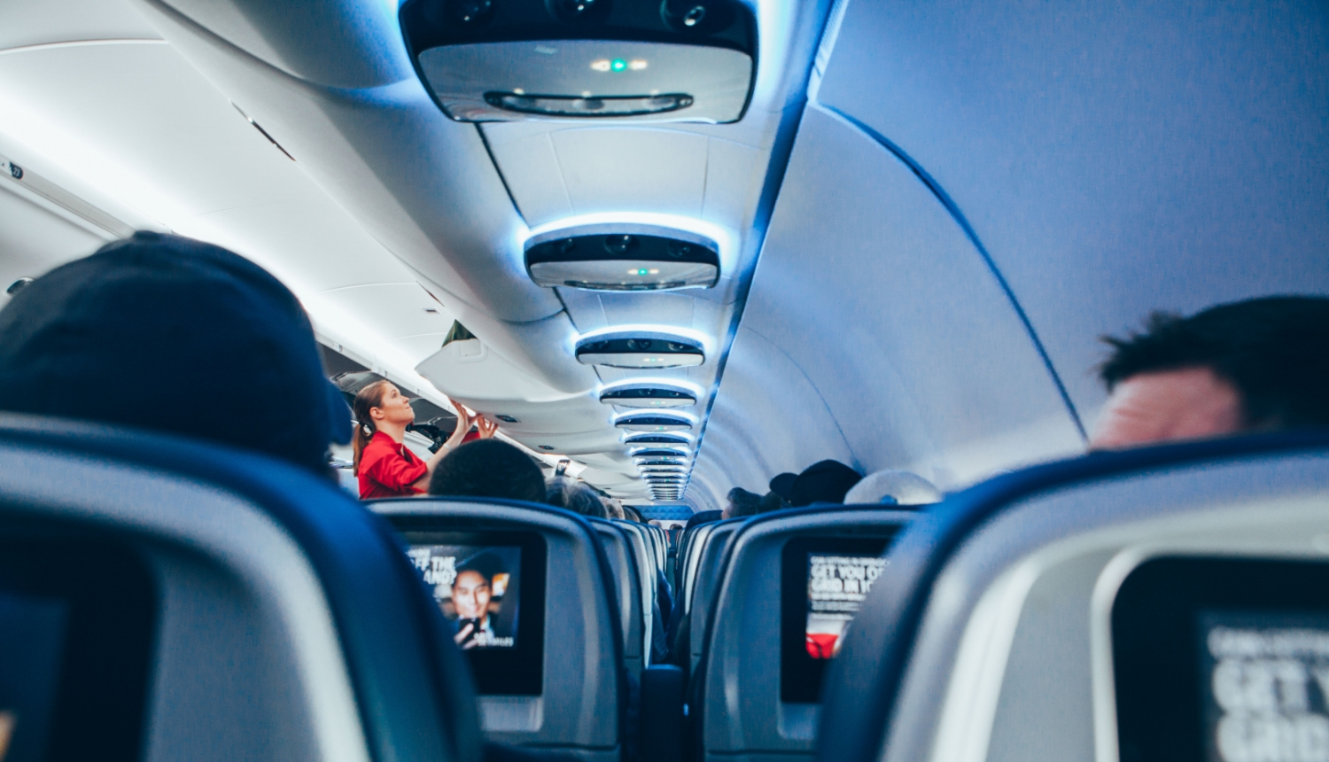 Sēdošie cilvēki lidmašīnā