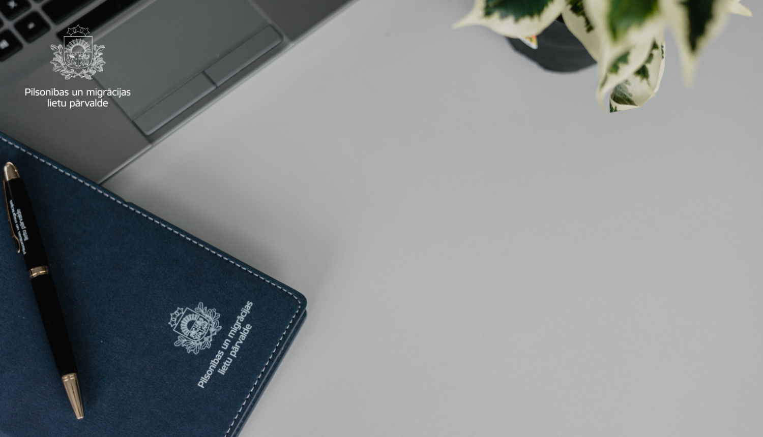 plānotājs ar portatīvo datoru uz galda