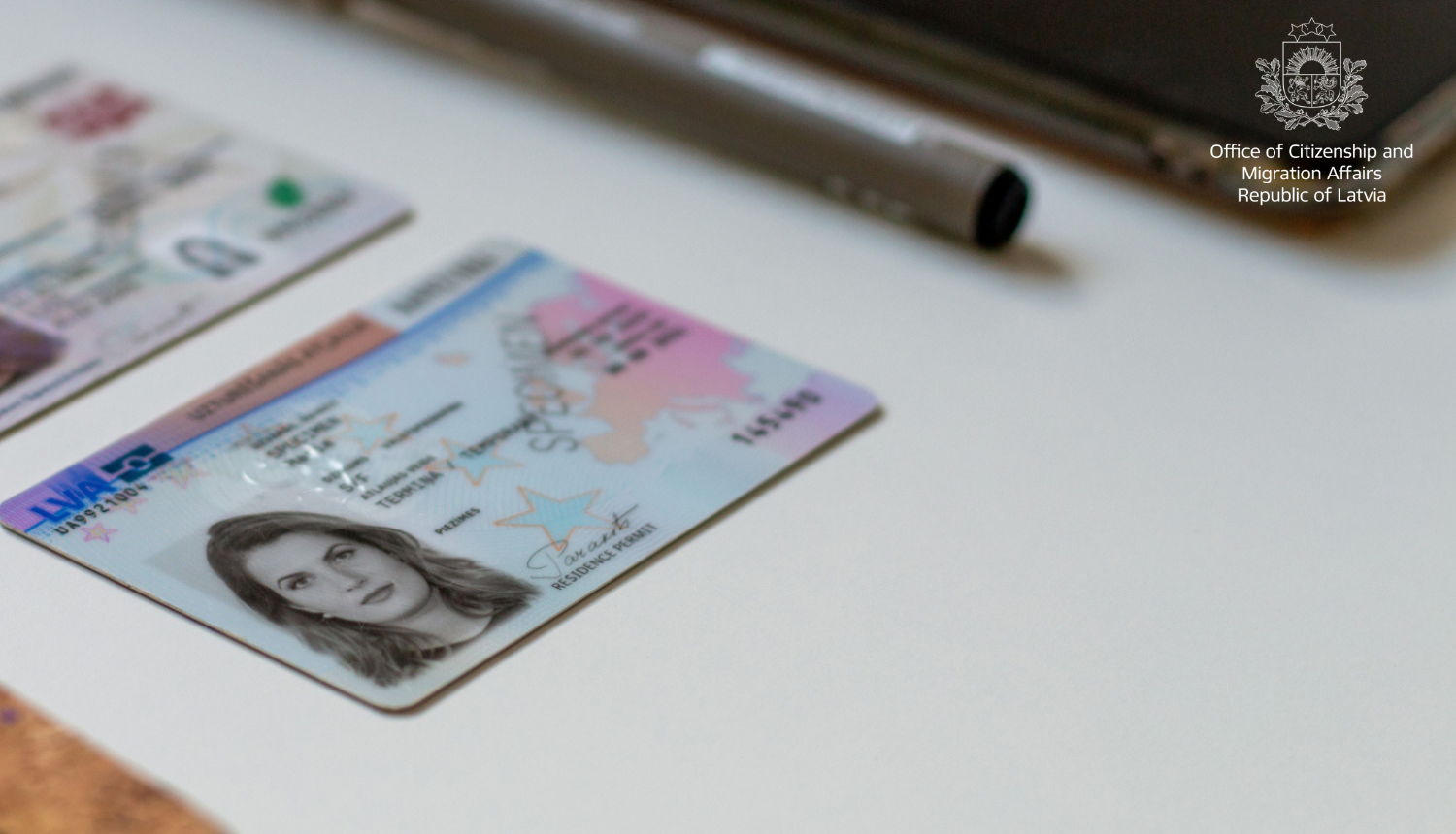 Uzturēšanās atļaujas karte uz galda