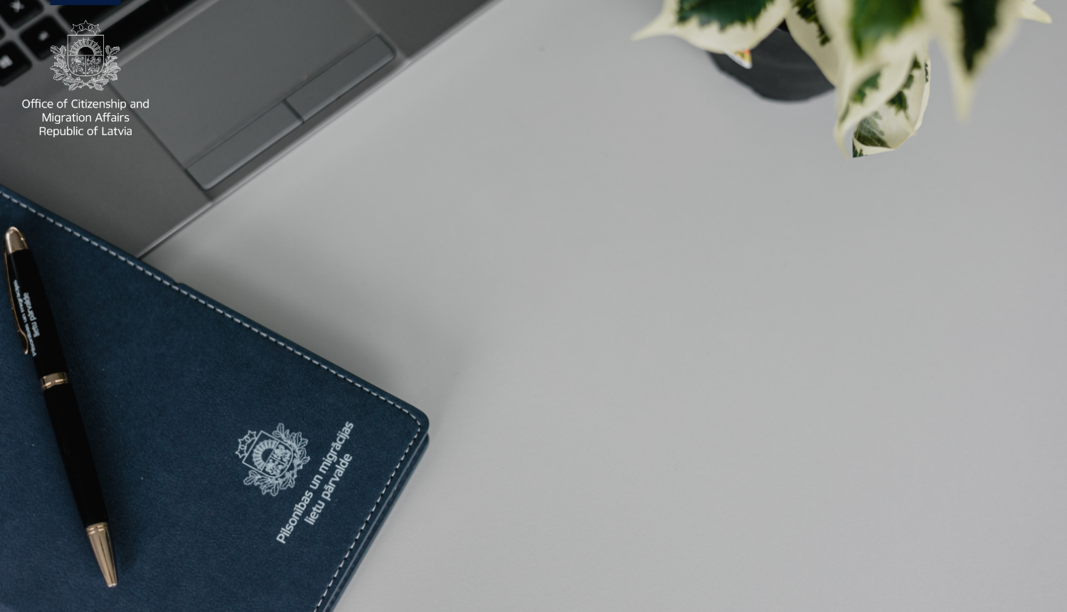 Plānotājs ar Pārvaldes logo ar pildspalvu uz galda