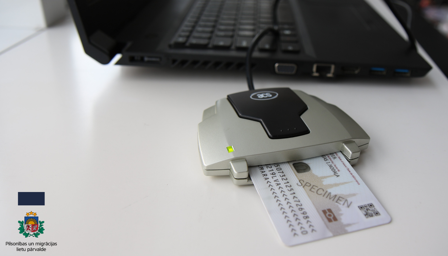 Portatīvais dators uz galda ar pieslēgtu karšu lasītāju, ar ievietotu tajā eID karti