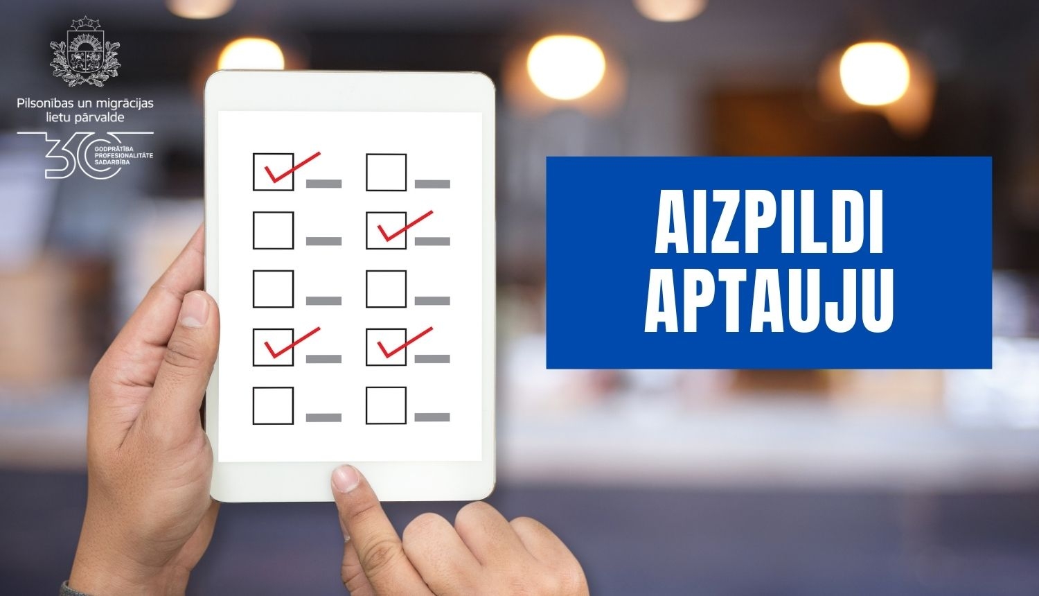 Rokās turētais planšetdators, ar aptaujas logiem, uzraksts "Aizpildi aptauju"