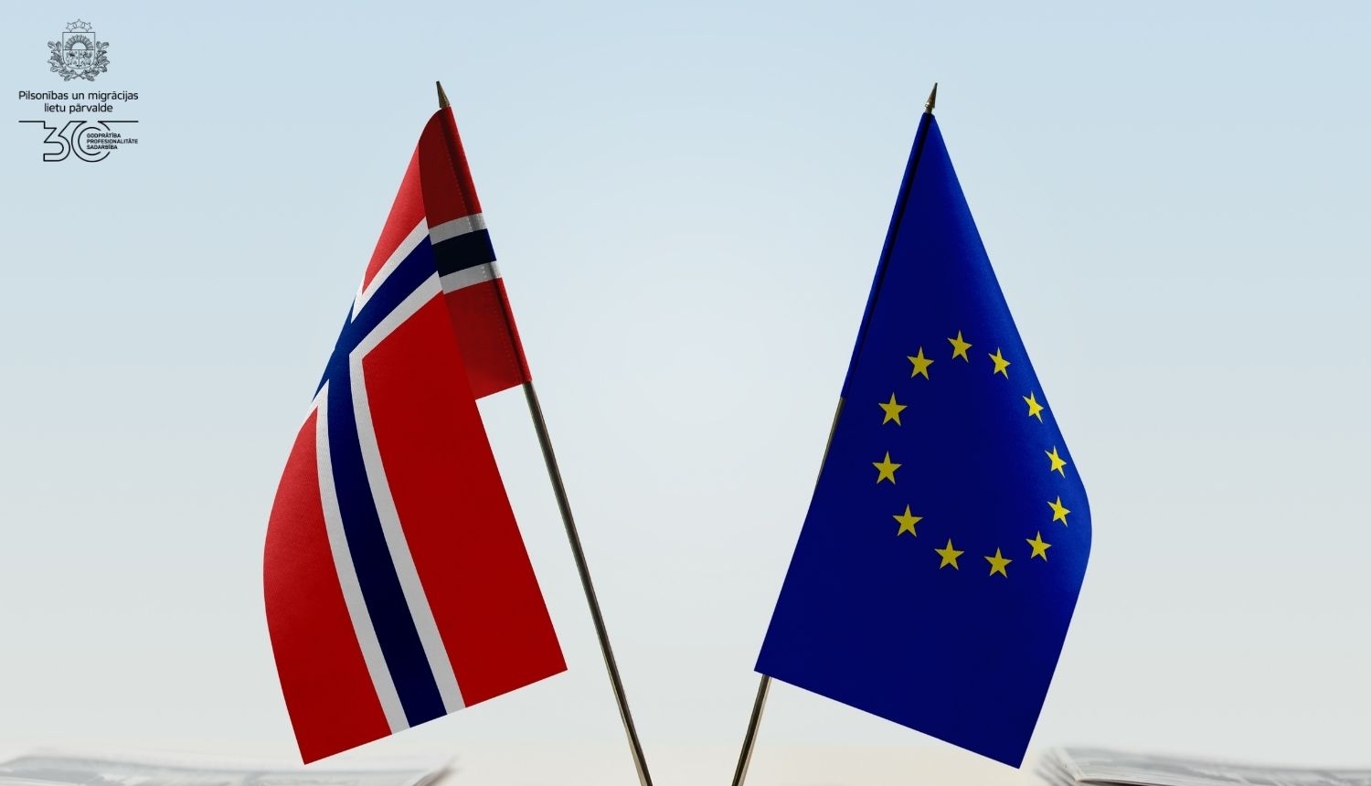Divi mazi Norvēģijas un Eiropas Savienības karogi