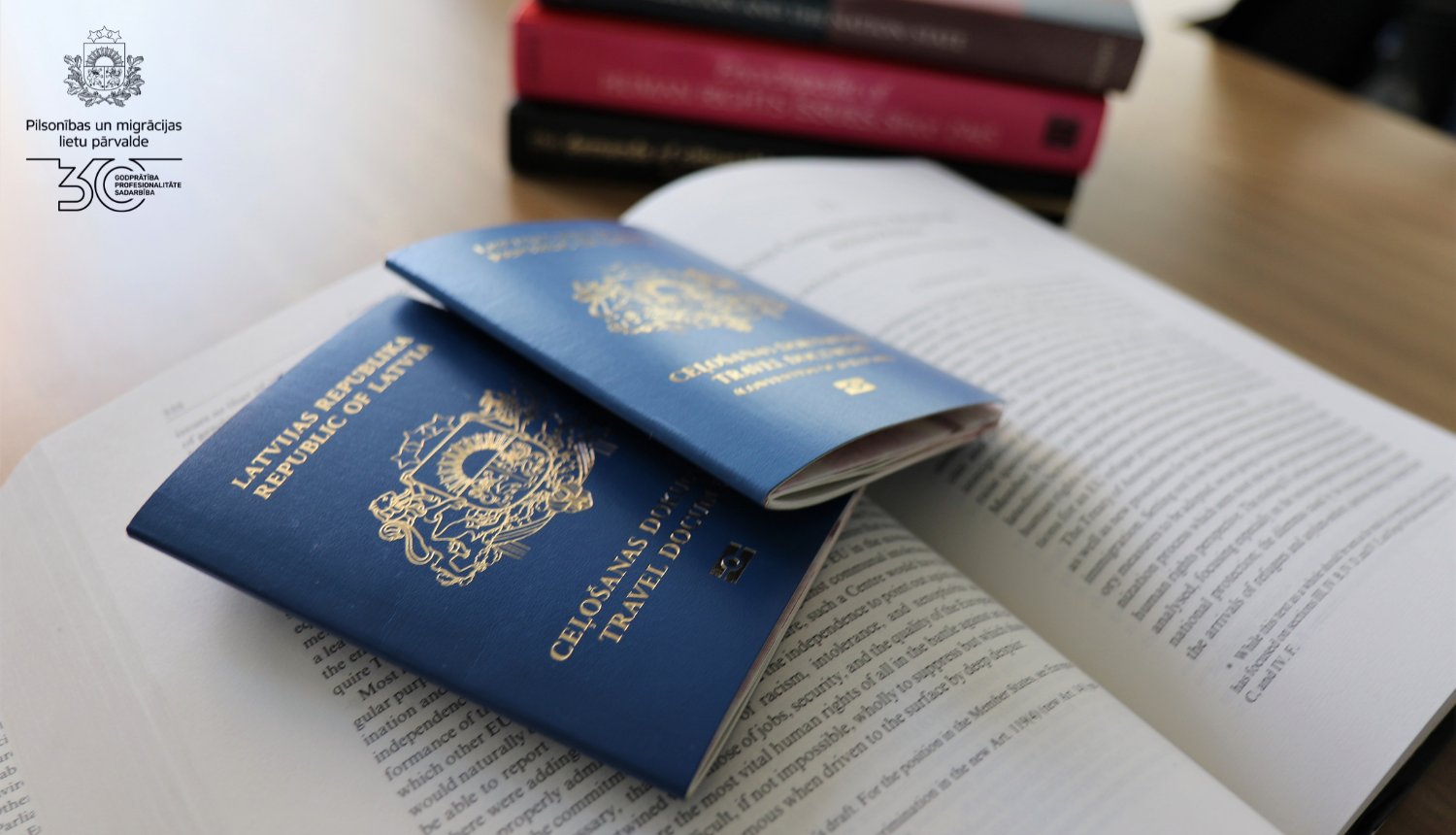 Uz grāmatas ir divas pases (ceļošanas dokumenti)