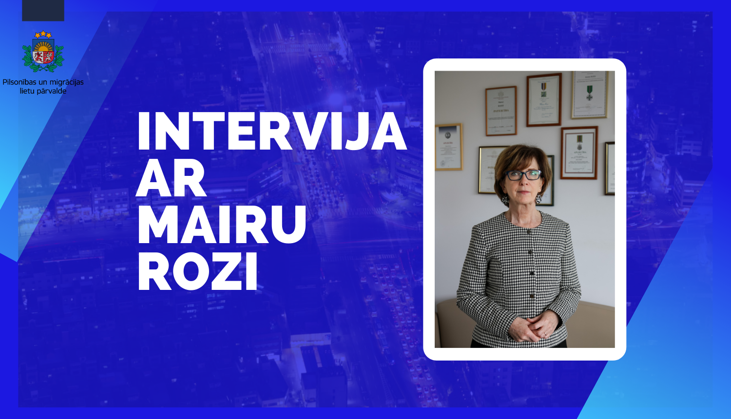 Uz zilā fona uzraksts "Intervija ar Mairu Rozi" un Mairas Rozes fotogrāfija