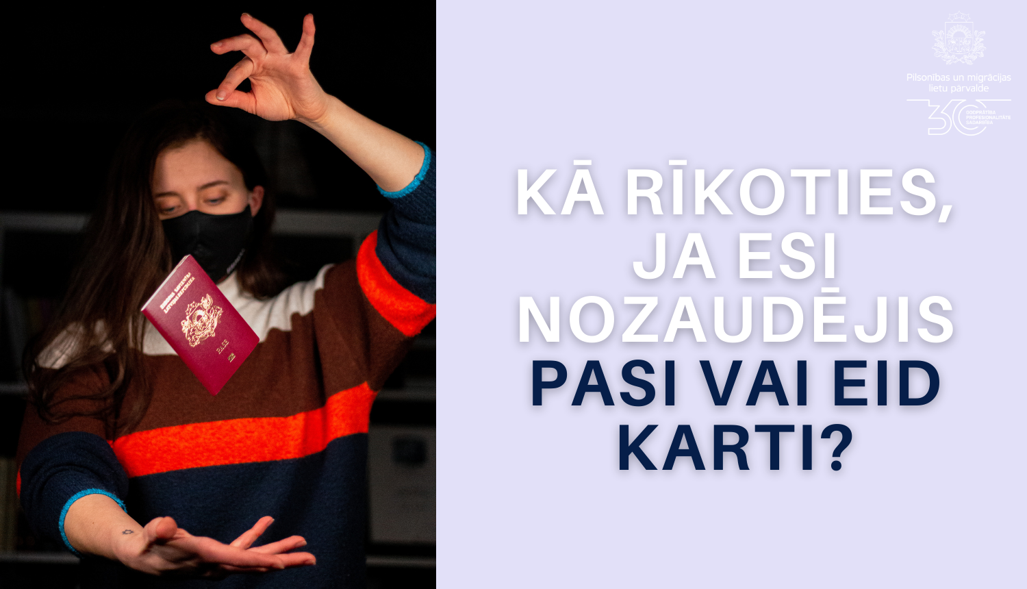 Jauna sieviete spēlējas ar Latvijas pasi, ģērbta džemperī ar spilgtām līnijām un melno fonu aizmugurē