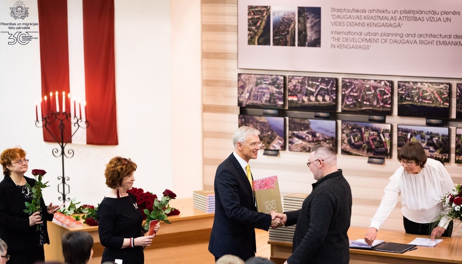 Premjerministrs Arturs Kariņš sveic cilvēku, kurš kļuva par Latvijas pilsoni naturalizācijas kārtībā