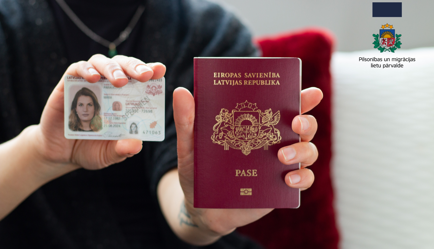 Sievietes rokā: pase un eID karte