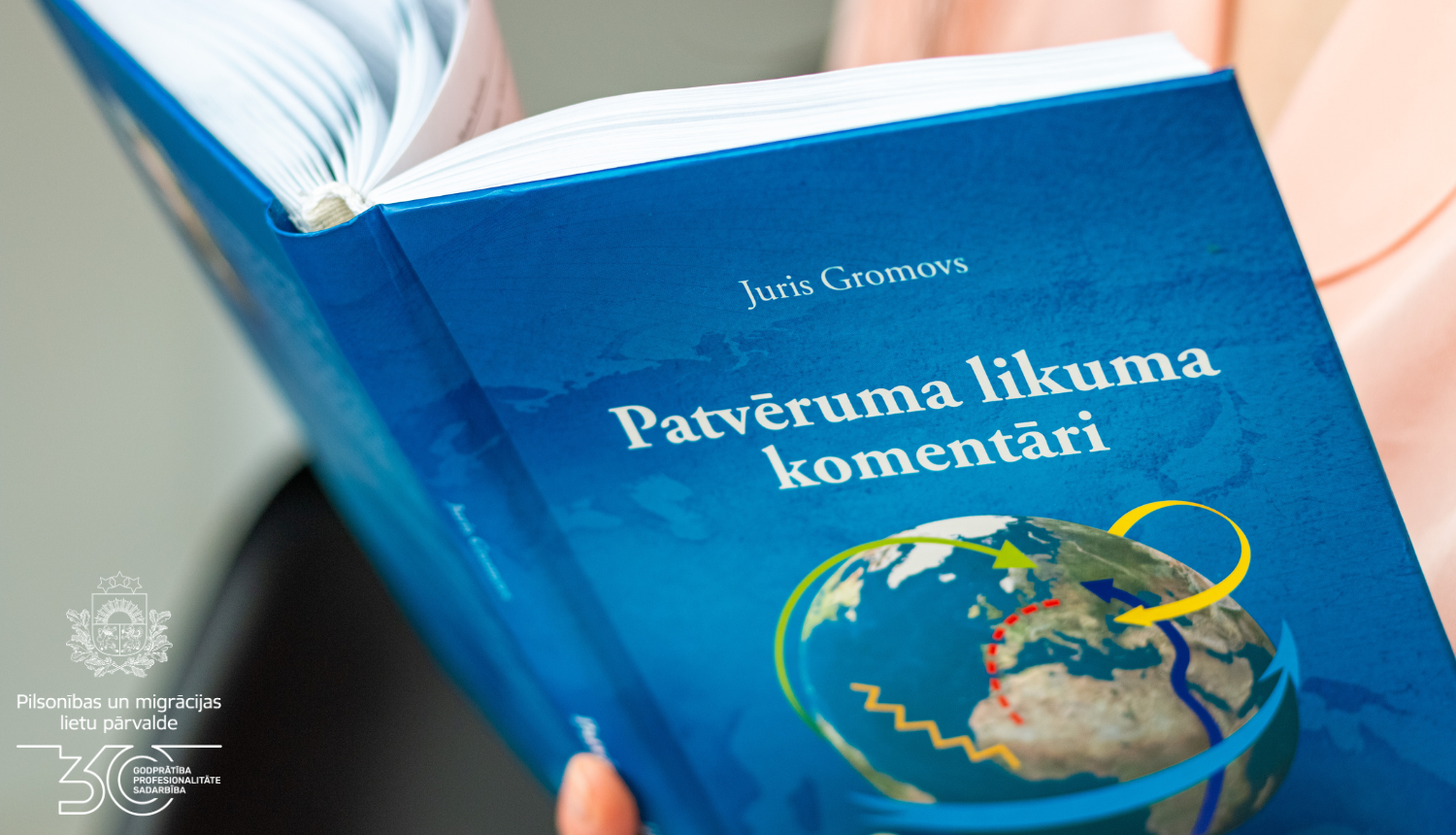 Atvērta grāmata "Patvēruma likuma komentāri"