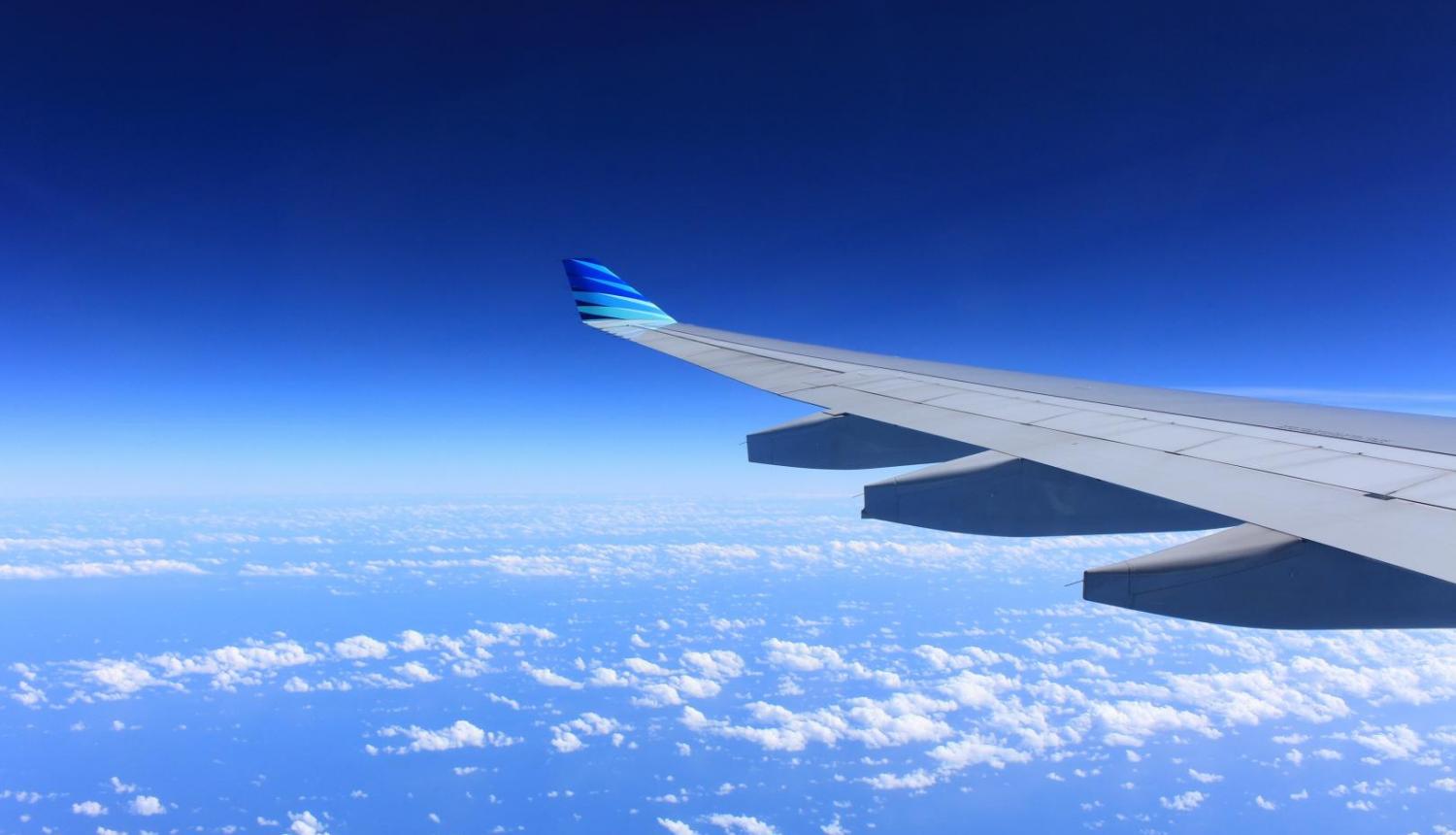 Lidmašīnas spārns zilajās debesīs